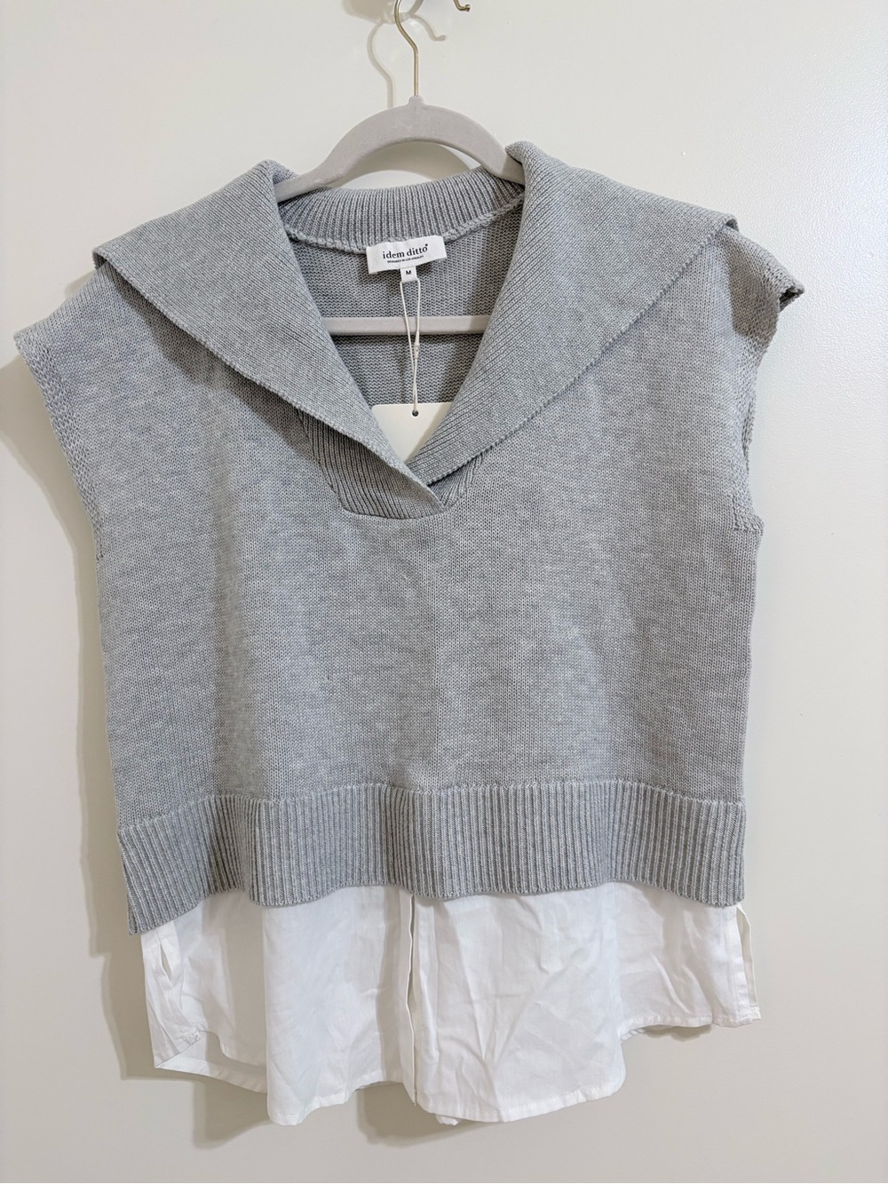 Idem Dito Gray V‑Neck Sleeveless Knit Vest with White Shirt Hem